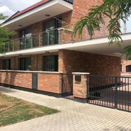 Castellum Apartmanhaz Gyula Exterior foto