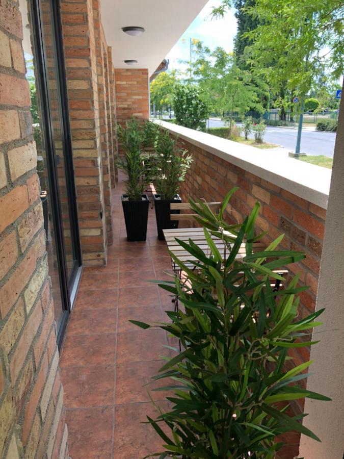 Castellum Apartmanhaz Gyula Exterior foto