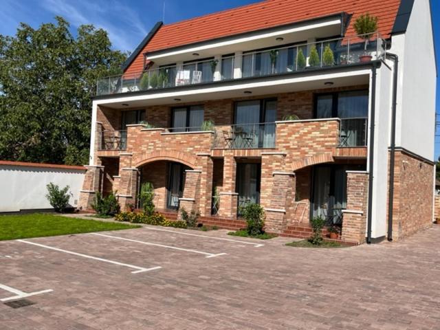Castellum Apartmanhaz Gyula Exterior foto